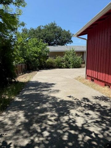 236 S Caves Avenue, Cave Junction, OR 97523