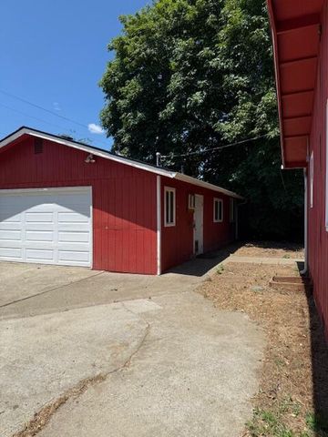 236 S Caves Avenue, Cave Junction, OR 97523