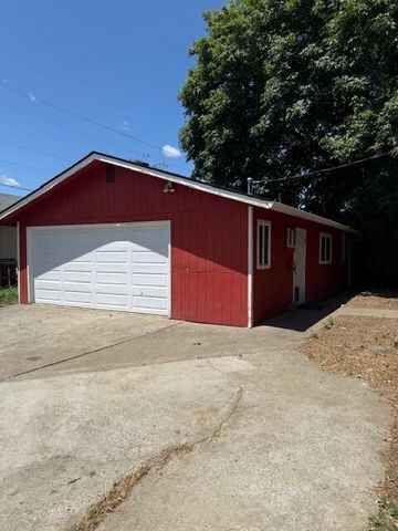 236 S Caves Avenue, Cave Junction, OR 97523