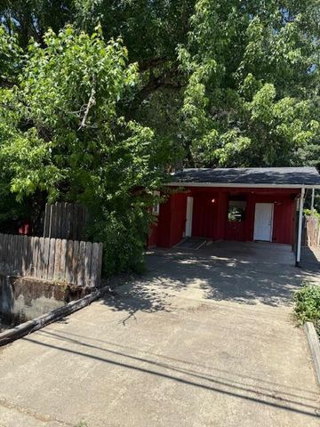 236 S Caves Avenue, Cave Junction, OR 97523