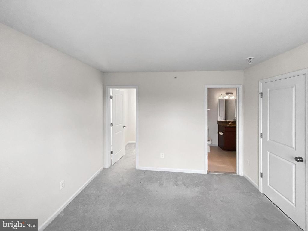 4967 LAKESIDE XING, Chantilly, VA 20151