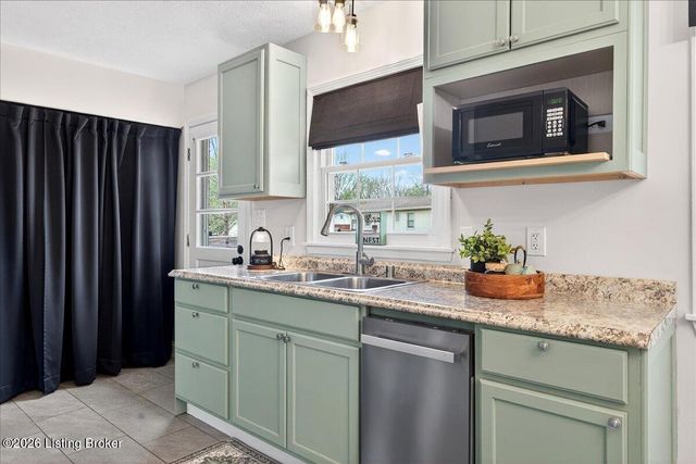 4017 Carbine Ln, Louisville, KY 40229