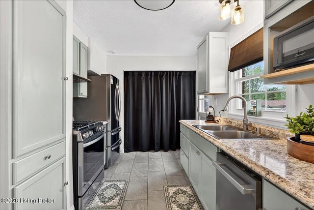 4017 Carbine Ln, Louisville, KY 40229