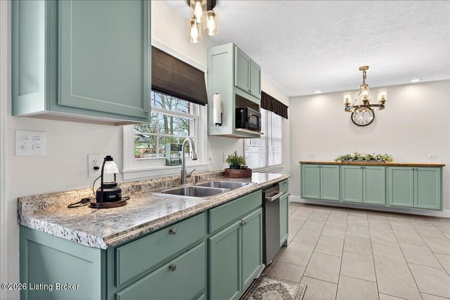 4017 Carbine Ln, Louisville, KY 40229