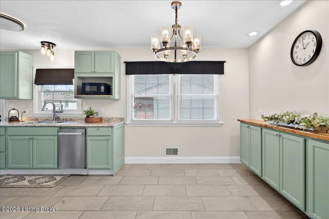 4017 Carbine Ln, Louisville, KY 40229