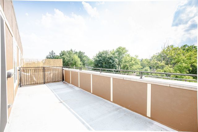 1202 Waukegan Road 404, Glenview, IL 60025