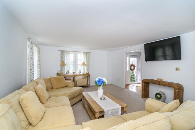 2 Sawmill Cir, Charlton, MA 01507