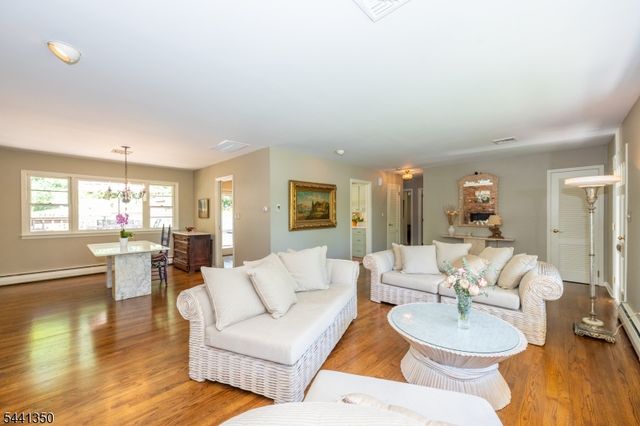 36 Leamoor Dr, Morris Plains Boro, NJ 07950