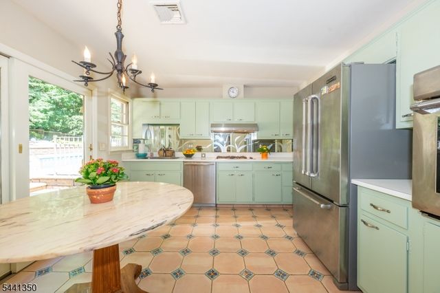 36 Leamoor Dr, Morris Plains Boro, NJ 07950
