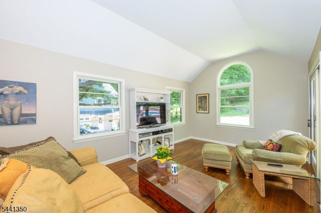 36 Leamoor Dr, Morris Plains Boro, NJ 07950