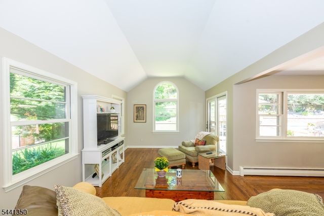 36 Leamoor Dr, Morris Plains Boro, NJ 07950