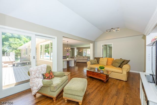 36 Leamoor Dr, Morris Plains Boro, NJ 07950