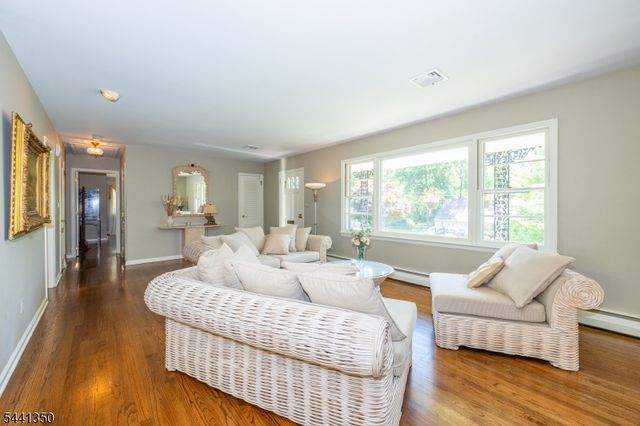 36 Leamoor Dr, Morris Plains Boro, NJ 07950