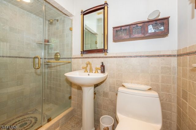 36 Leamoor Dr, Morris Plains Boro, NJ 07950