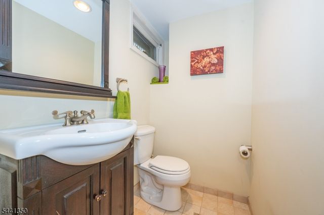 36 Leamoor Dr, Morris Plains Boro, NJ 07950