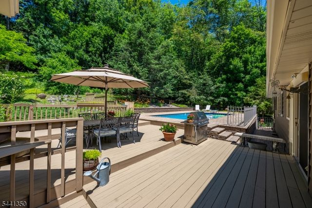 36 Leamoor Dr, Morris Plains Boro, NJ 07950