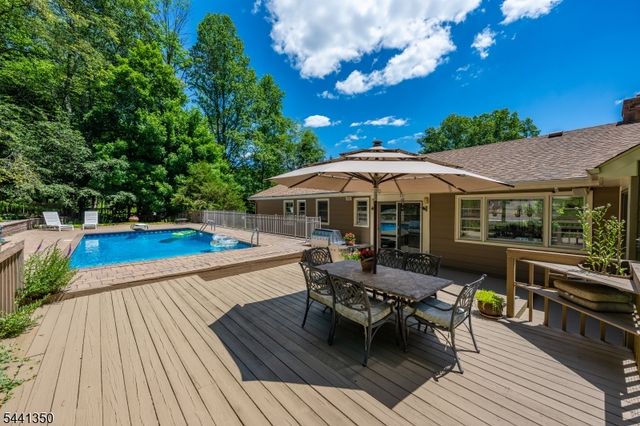 36 Leamoor Dr, Morris Plains Boro, NJ 07950
