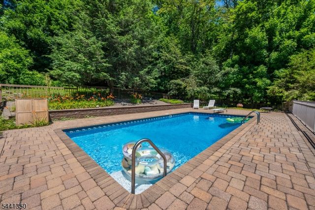 36 Leamoor Dr, Morris Plains Boro, NJ 07950