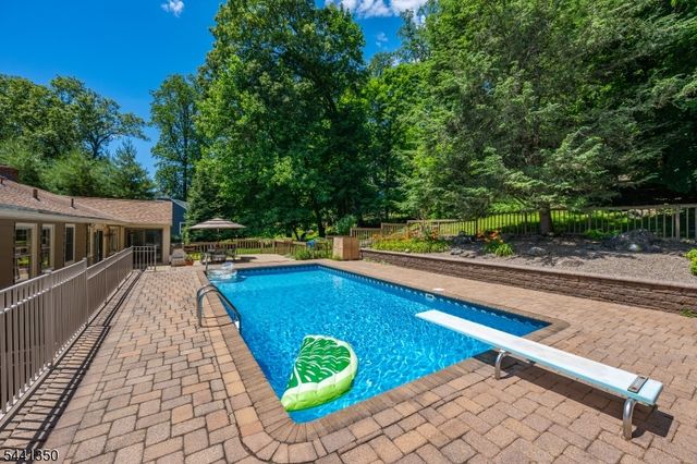 36 Leamoor Dr, Morris Plains Boro, NJ 07950