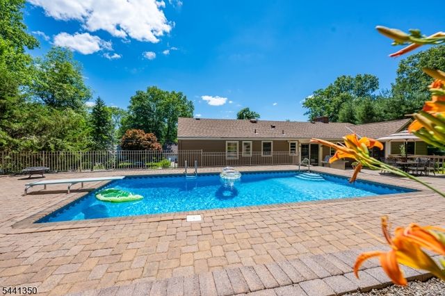36 Leamoor Dr, Morris Plains Boro, NJ 07950