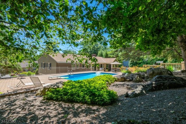 36 Leamoor Dr, Morris Plains Boro, NJ 07950