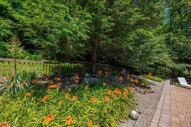 36 Leamoor Dr, Morris Plains Boro, NJ 07950