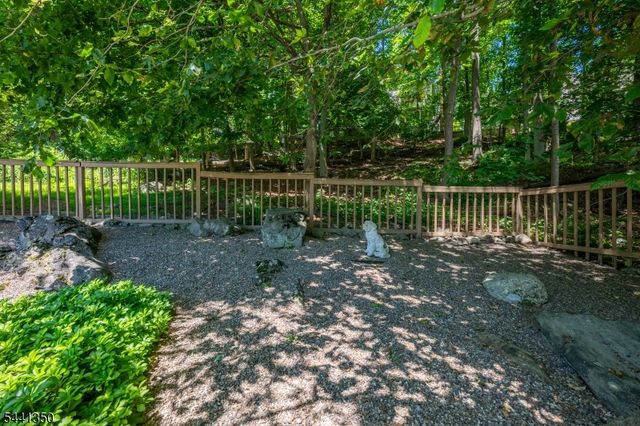 36 Leamoor Dr, Morris Plains Boro, NJ 07950