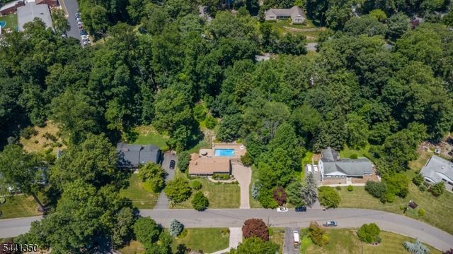 36 Leamoor Dr, Morris Plains Boro, NJ 07950
