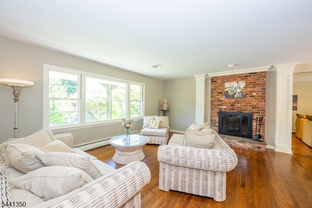 36 Leamoor Dr, Morris Plains Boro, NJ 07950