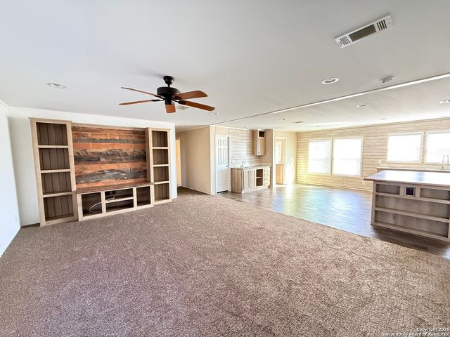 1009 County Road 773, Devine, TX 78016