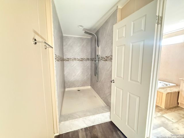 1009 County Road 773, Devine, TX 78016