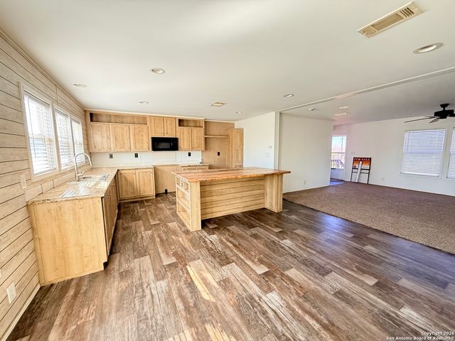 1009 County Road 773, Devine, TX 78016