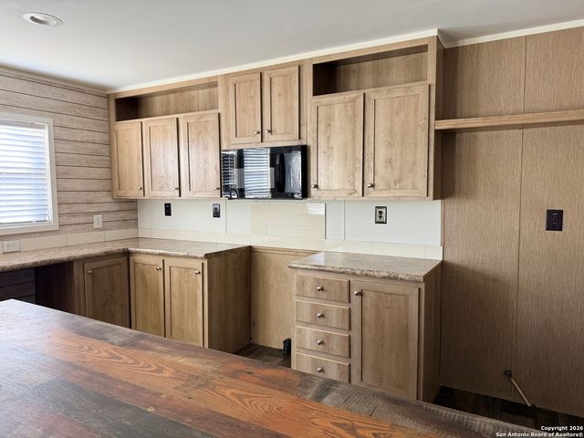 1009 County Road 773, Devine, TX 78016