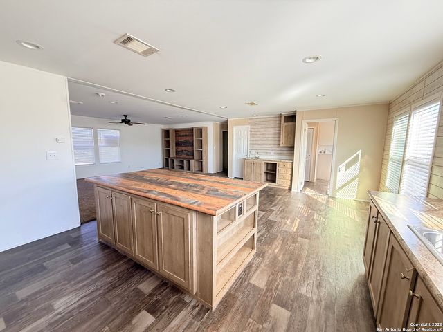 1009 County Road 773, Devine, TX 78016