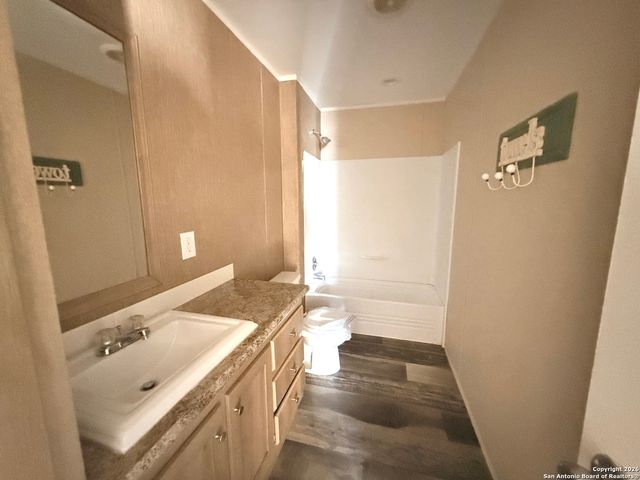 1009 County Road 773, Devine, TX 78016