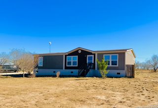 1009 County Road 773, Devine, TX 78016