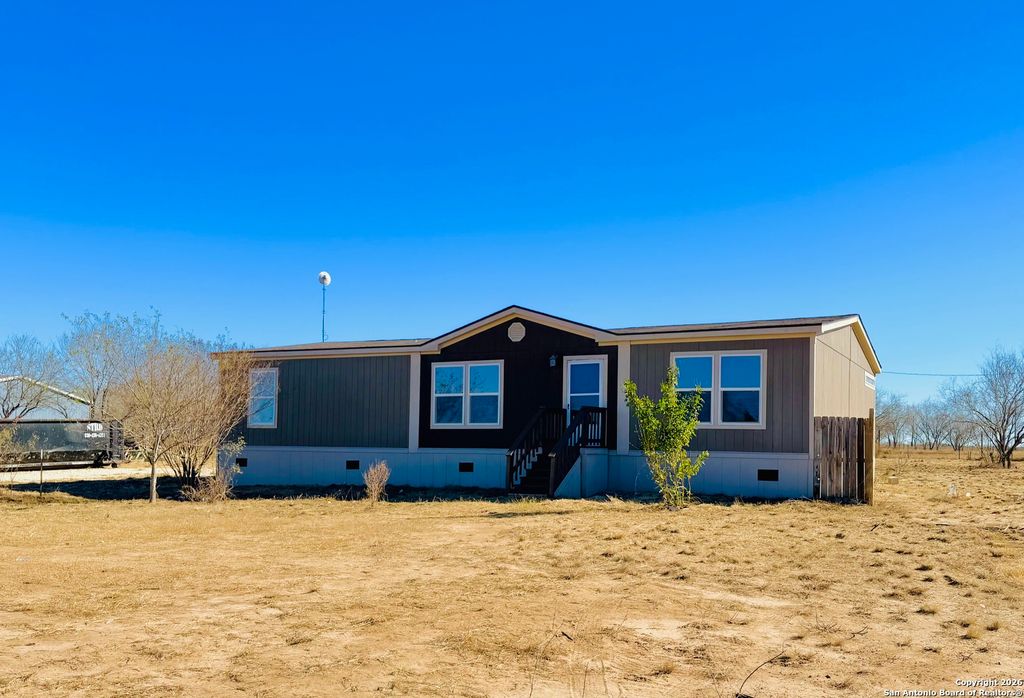 1009 County Road 773, Devine, TX 78016