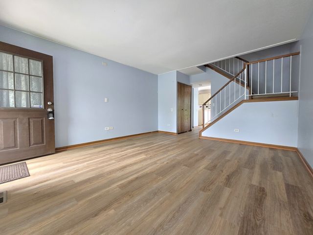 8 E Shag Bark Lane, Streamwood, IL 60107