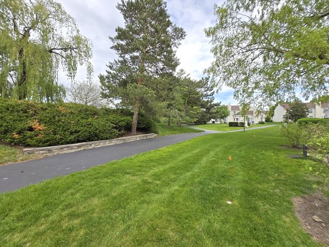 8 E Shag Bark Lane, Streamwood, IL 60107