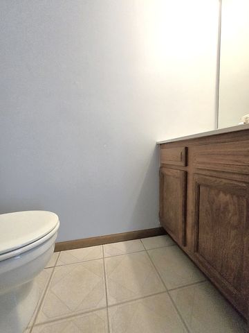 8 E Shag Bark Lane, Streamwood, IL 60107