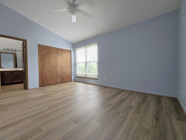 8 E Shag Bark Lane, Streamwood, IL 60107