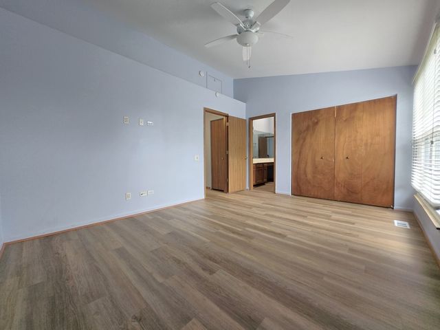 8 E Shag Bark Lane, Streamwood, IL 60107