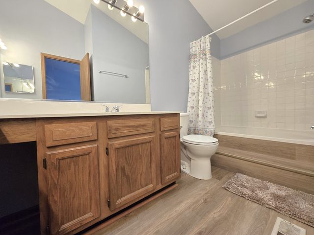 8 E Shag Bark Lane, Streamwood, IL 60107