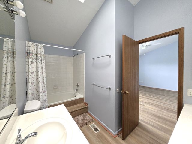 8 E Shag Bark Lane, Streamwood, IL 60107