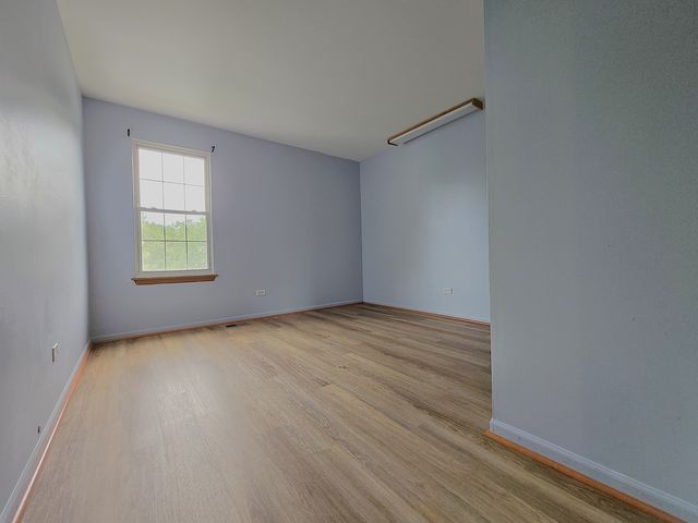 8 E Shag Bark Lane, Streamwood, IL 60107