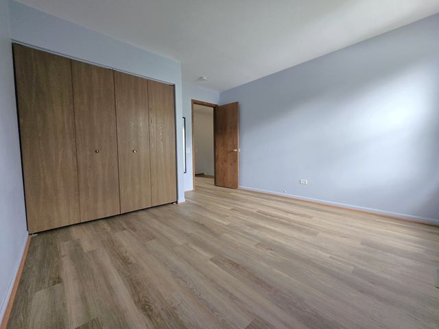 8 E Shag Bark Lane, Streamwood, IL 60107