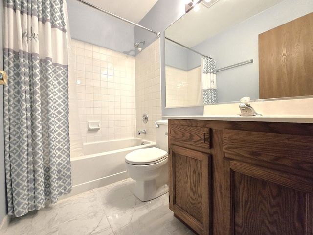 8 E Shag Bark Lane, Streamwood, IL 60107