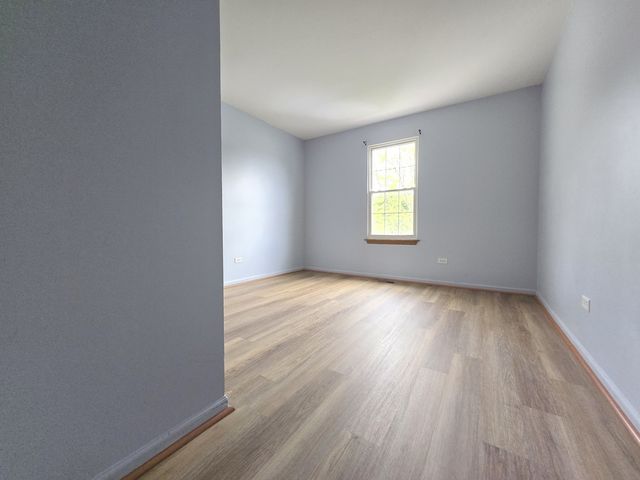 8 E Shag Bark Lane, Streamwood, IL 60107