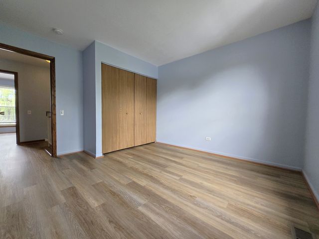 8 E Shag Bark Lane, Streamwood, IL 60107