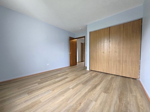 8 E Shag Bark Lane, Streamwood, IL 60107